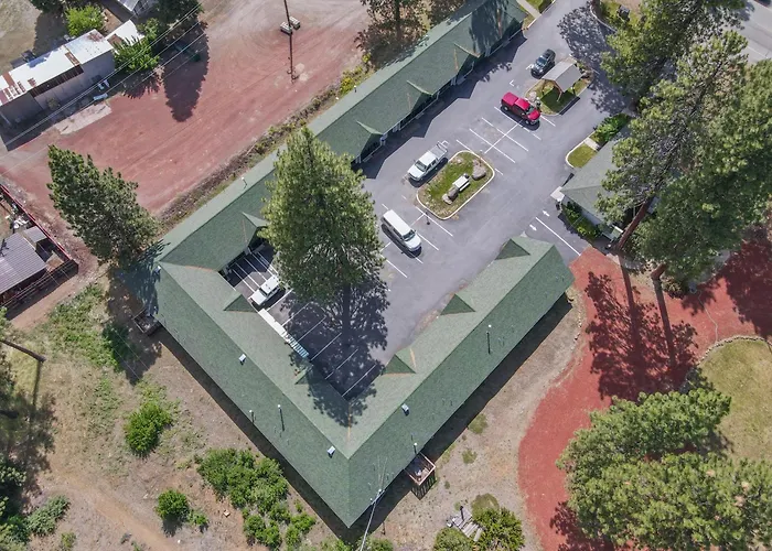 Green Gables Motel & Suites